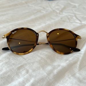 Ray-Ban Round Fleck Sunglasses in Tortoise